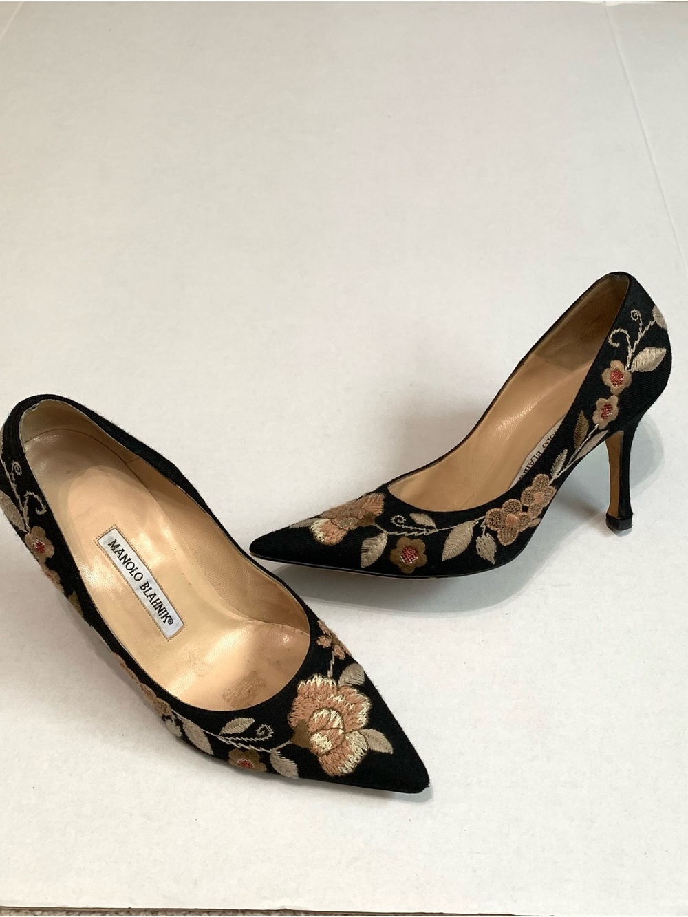 Manolo Blahnik Kayal black canvas embroidered pumps size 38